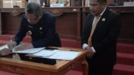 Plt Bupati Muna, Bachrun Labuta bersama Ketua DPRD, Irwan menandatangani persetujuan APBD TA 2024. Foto : Nursan