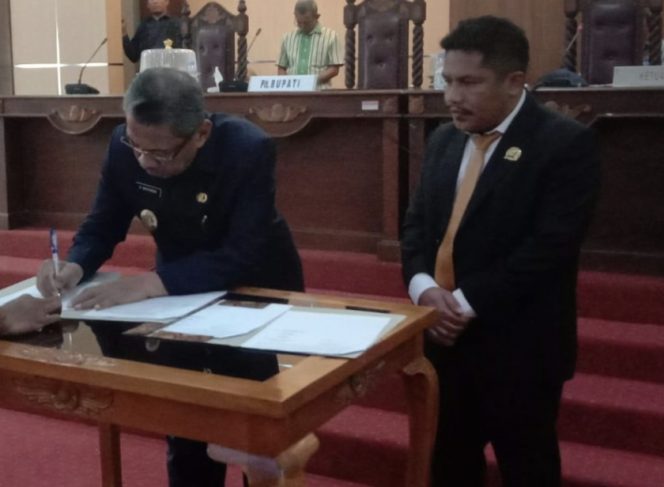 
 Plt Bupati Muna, Bachrun Labuta bersama Ketua DPRD, Irwan menandatangani persetujuan APBD TA 2024. Foto : Nursan