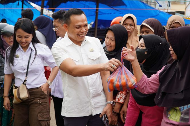 
 Ketua Kadin Konawe, Yusran Akbar, S.T., saat melakukan kunjungan di pasar Wawotobi Kecamatan Wawotobi. Foto: Istimewa  