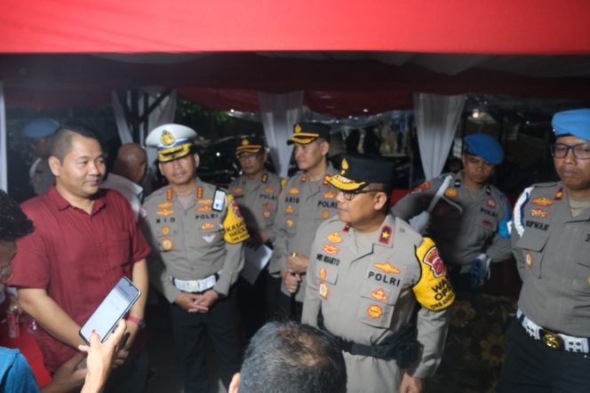  
Wakapolda Sultra meninjau beberapa beberapa gereja yang tengah melaksanakan ibadah malam natal. Foto: Istimewa
