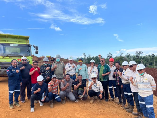 
 Wakil Bupati Konawe Kepulauan, Andi Muhammad Lutfi dan jajaran dinas terkait melakukan kunjungan lapangan untuk memonitoring kegiatan reklamasi PT GKP. Foto: Istimewa