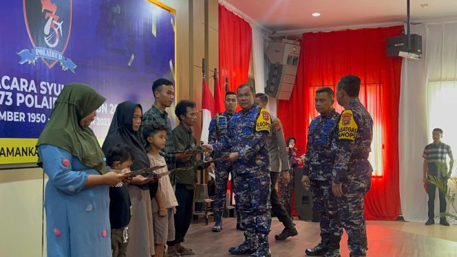 
 Kapolda Sultra Irjen Pol Teguh Pristiwanto menyerahkan santunan kepada keluarga nelayan korban penembakan di Pulau Cempedak. Foto: Istimewa 