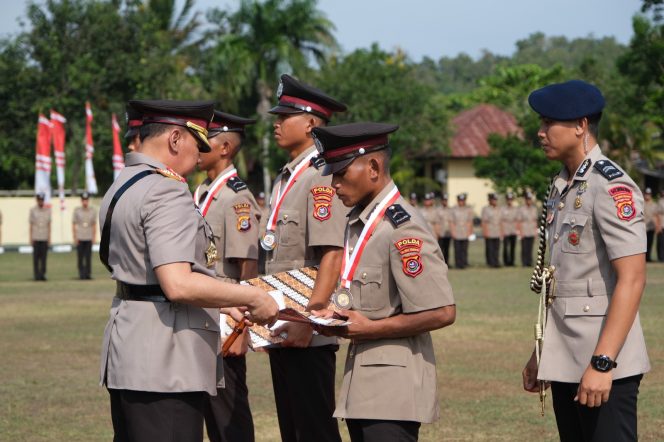 
 Kapolda Sultra Irjen Pol Drs Teguh Pristiwanto melantik 267 Bintara Muda Angkatan 50 Batalyon Abhinaya Puru50ttama di SPN Polda Sultra. Foto: Istimewa 
