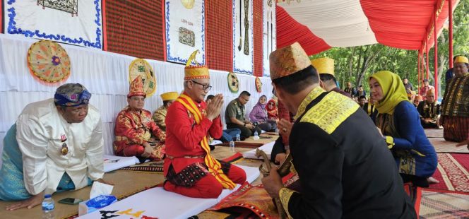 
 Prosesi penobatan Lukman Abunawas sebagai Raja Konawe. Foto: Istimewa 