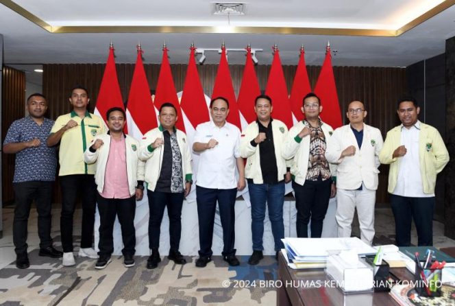 
 Ketua Umum PP Pemuda Katolik Stefanus Asat Gusma bertemu Menteri Komunikasi dan Informatika Budi Arie Setiadi, dan menyatakan kesiapan untuk  bekerja sama secara komprehensif dalam memberantas judi online di Indonesia. Foto: Istimewa