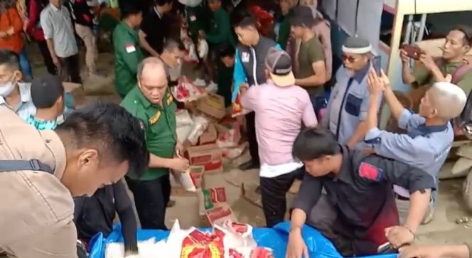  
Ketua PBB Sultra Ruksamin (Kameja Hijau) saat menyalurkan bantuan sembako kepada warga yang terdampak banjir di Kabupaten Kolaka. Foto: Istimewa
