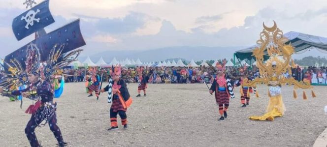  
Salah satu peserta pawai karnaval budaya sedang menampilkan kreasinya. Foto: Istimewa  