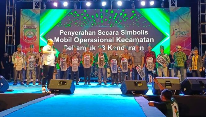 
 Ruksamin menyerahkan secara simbolis kendaraan dinas kepada 13 Camat lingkup Konawe Utara. Foto: Istimewa