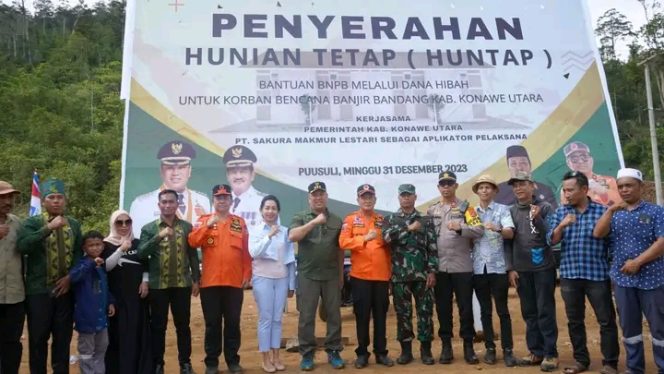 
 Pose bersama usai penyerahan Rumah Hunian Tetap kepada masyarakat korban bencana banjir tahun 2019 silam. Foto: Istimewa