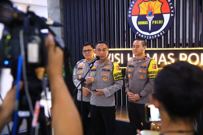 
 Kadiv Humas Polri Irjen Pol Sandi Nugroho menggelar konferensi pers terkait penangkapan pelaku pengancaman salah satu Capres. Foto: Istimewa