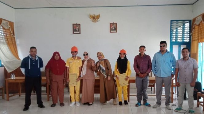 
 Kepala SMKS Pertambangan Muna, Wa Ode Nuraena bersama Ketua Yayasan Islam Zikrullah Almaida, Sumiati Maida (tengah) usai menyerahkan Beasiswa PIP kepada Siswa. Foto : Istimewa.