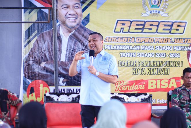 
 Aksan Jaya Putra AJP menyerap konstituennya di  Kelurahan Sanua, Kecamatan Kendari Barat. Foto: Istimewa 
