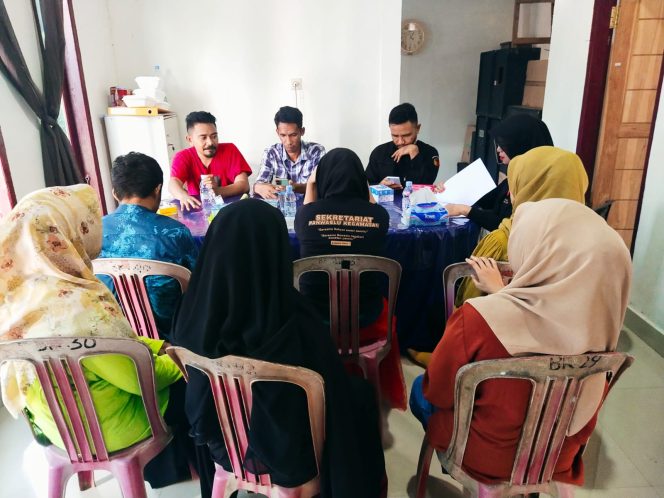 
 Ketua Panwaslu Duruka dan Anggota Panwaslu Duruka saat melaksanakan rapat persiapan perekrutan Pengawas TPS di Sekretariat Panwaslu Duruka. Foto: Istimewa