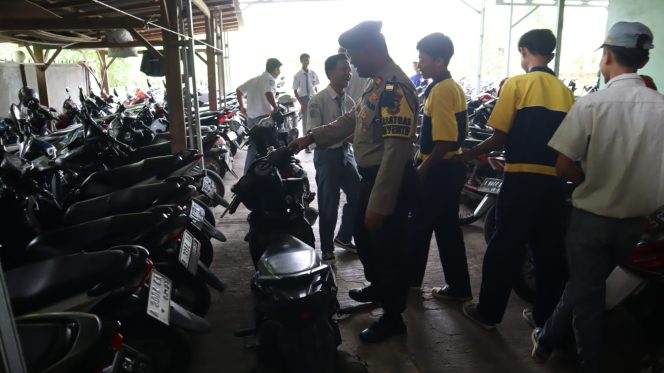 
 Personel Samapta Polres Serang melakukan razia senjata tajam di sejumlah sekolah di wilayah Serang Timur. Foto: Istimewa