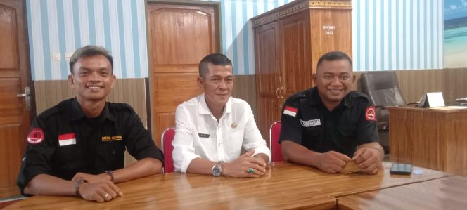 
 Kepala Dinas Sosial (Kadinsos) Kota Kendari, Asman Saaby (tengah) didampingi Dewan Pembina AP2 Sultra saat konferensi pers. Foto: PenaFaktual.com 