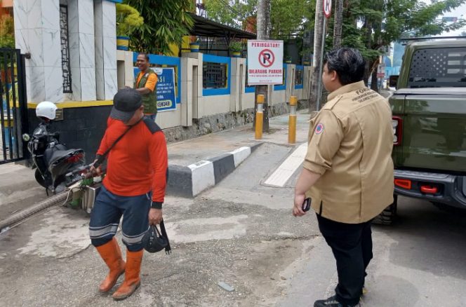 
 Ketua FPRB Sultra Yudhianto Mahardika saat memantau penyemprotan fogging. Foto : Tim