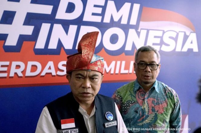 
 Menteri Komunikasi dan Informatika Budi Arie Setiadi (kiri) usai Acara Diskusi Demi Indonesia Cerdas Memilih di Kota Batam. Foto: Istimewa