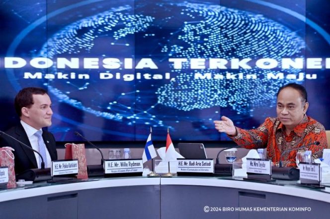  
Menkominfo Budi Arie Setiadi menerima kunjungan Menteri Kerja Sama Ekonomi Finlandia Wille-Werner Rydman, di Kantor Kementerian Kominfo, Jakarta Pusat. Foto: Istimewa
