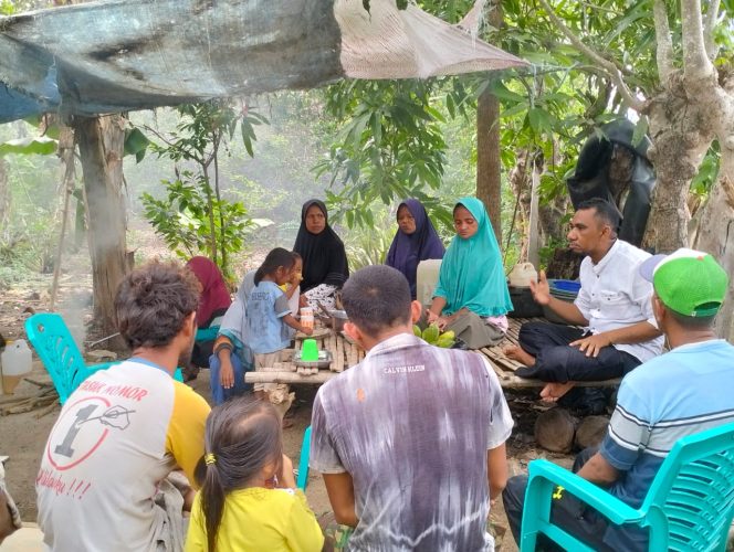 
 Sudiami, calon anggota DPRD Kabupaten Bombana saat menyapa warga Kabaena. Foto: Istimewa  