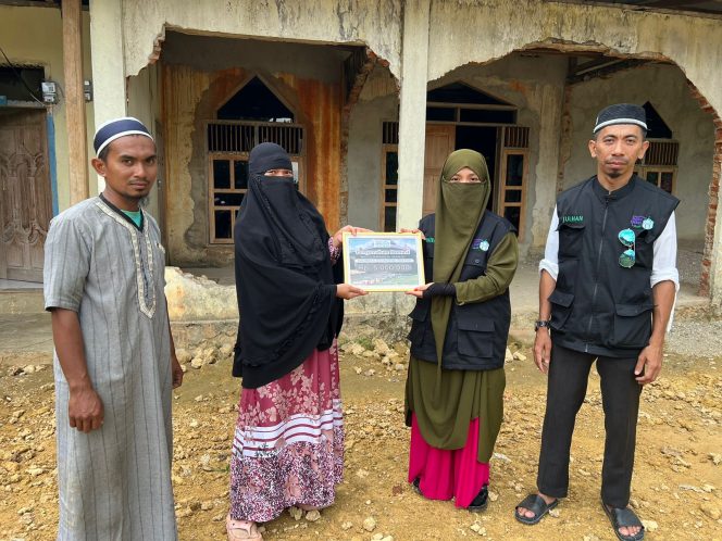 
 Komunitas SBM menyerahkan bantuan ke-21 Masjid di Muna Barat. Foto: Istimewa