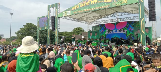 
 Penyanyi dangdut King Nassar menghibur masyarakat saat kampanye akbar PPP Sultra di di Pelataran Tugu Religi Kendari. Foto: Istimewa