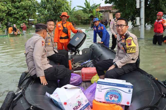 
 Jajaran Polres Demak menerjunkan personel melakukan patroli dan membantu evakuasi warga. Foto: Istimewa