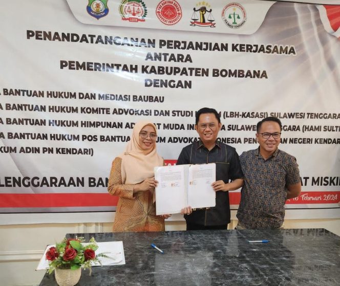 
 Penandatanganan MoU antara LBH HAMI Sultra dan Pemda Bombana melalui Biro Setda bagian Hukum. Foto: Istimewa