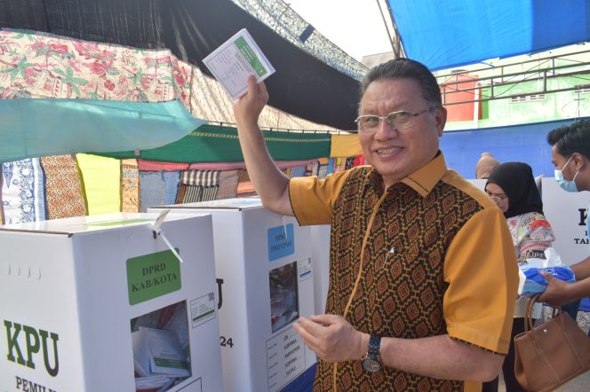 
 Herry Asiku, Ketua DPD I Golkar Sulawesi Tenggara saat melakukan pencoblosan pada 14 Februari 2024 lalu. Foto: Istimewa