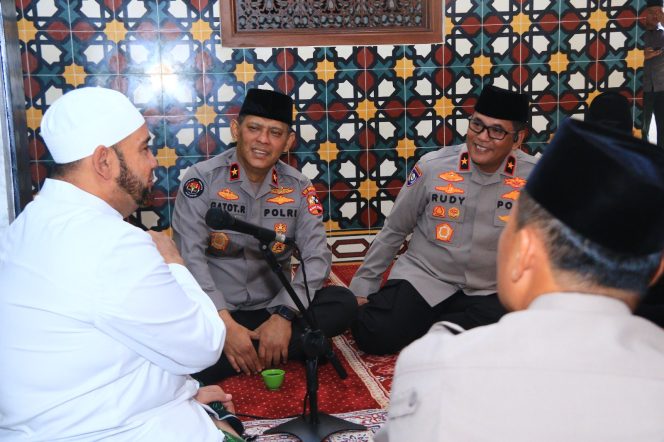 
 Habib Syech saat menerima kunjungan Kasatgas Humas Operasi Nusantara Cooling System, Brigjen Gatot Repli Handoko yang didampingi Kasatgas Preemtif Brigjen M Rudy Syafirudin di kediamannya di Pasar Kliwon, Surakarta. Foto: Istimewa 