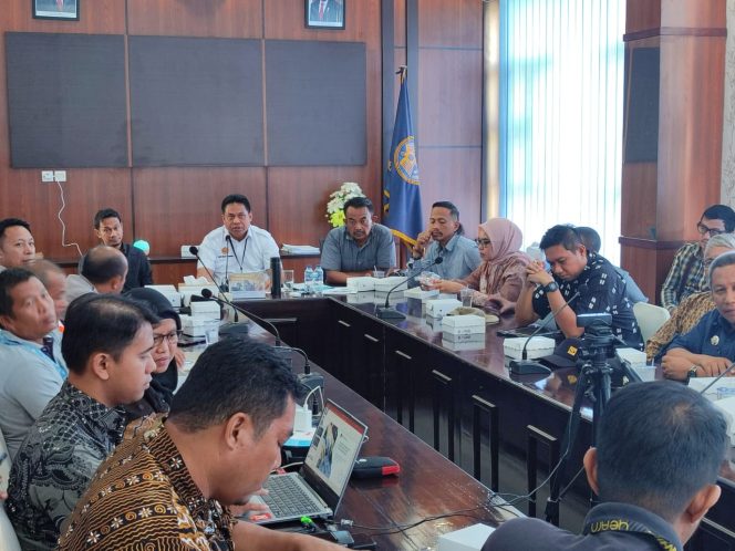  
KSOP Kendari melakukan mediasi pelaku usaha pasir dengan ESDM Sultra. Foto: Istimewa  