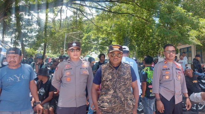 
 Indra Jaya (tengah), Kepala Operasional Pelabuhan Tampo bersama Kapolsek dan personil Polsek Tampo disela-sela memantau aktivitas penumpang di pelabuhan. Foto: Penafaktual.com