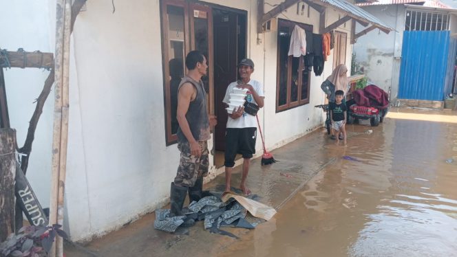 
 Anggota tim Zulham Damu membagikan makanan siapa saji kepada masyarakat korban banjir di Jalan Veteran Kelurahan Wowawanggu. Foto: Istimewa 