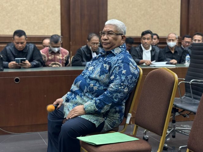 
 Eks Gubernur Sulawesi Tenggara Ali Mazi menghadiri sidang kasus korupsi PT Antam Blok Mandiodo Kabupaten Konawe Utara di PN Tipikor Jakarta Pusat. Foto: Istimewa