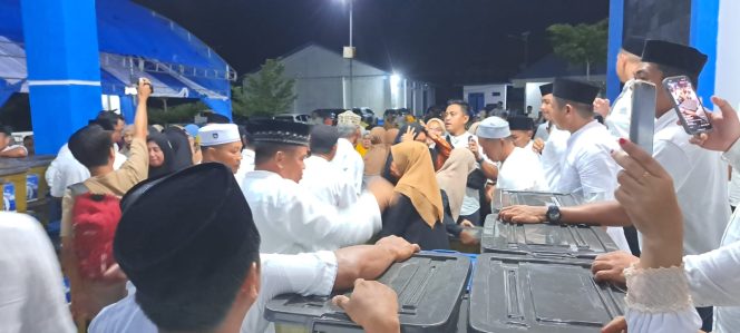 
 KUPP Molawe membagikan paket sembilan bahan pokok (Sembako) gratis kepada masyarakat Kelurahan Molawe. Foto: Istimewa