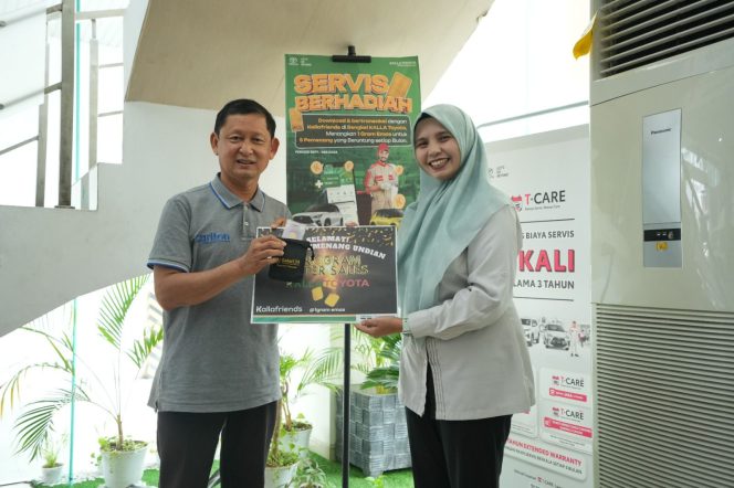 
 Kalla Toyota memberikan hadiah iPhone 15 kepada pelanggan yang telah membeli Toyota dan memberikan hadiah emas kepada pelanggan yang rutin melakukan servis di bengkel resmi Kalla Toyota. Foto: Istimewa 