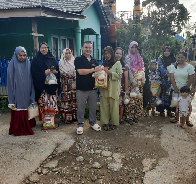 
 Fadhal Rahmat saat menyerahkan langsung paket sembako terdampak banjir di Kelurahan Anggoeya. Foto: Istimewa 