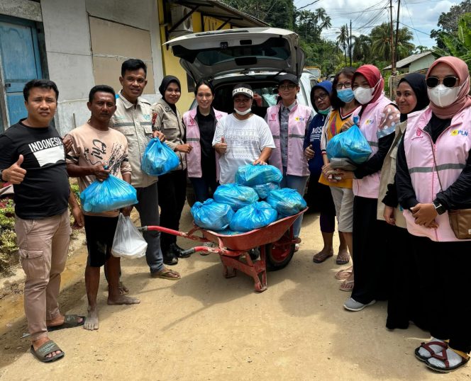 
 Yayasan Baitul Maal (YBM) PLN Unit Pelaksana Pelayanan Pelanggan (UP3) Kendari menyalurkan bantuan kepada korban banjir. Foto: Istimewa 