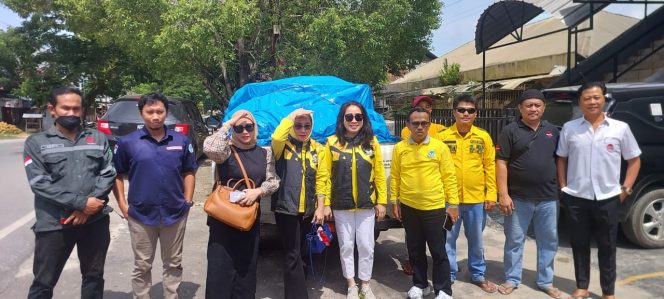 
 Manajemen PT Sinar Jaya Sultra Utama bersama DPD I Golkar Sultra memberikan bantuan korban banjir di Kendari. Foto: Istimewa