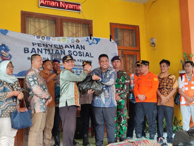 
 Kepala KSOP Kelas II Kendari, Capt Raman menyalurkan bantuan untuk korban banjir di Kendari. Foto: Istimewa