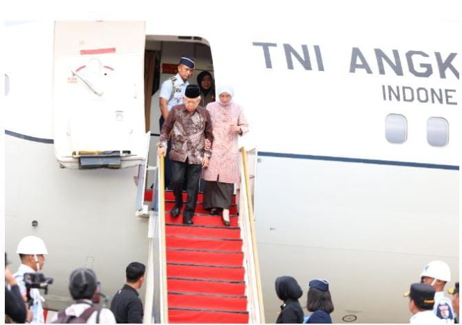 
 Wapres Ma'ruf Amin didampangi Wury Ma'ruf Amin tiba di Bandara Haluoleo, Kota Kendari. Foto: Istimewa 
