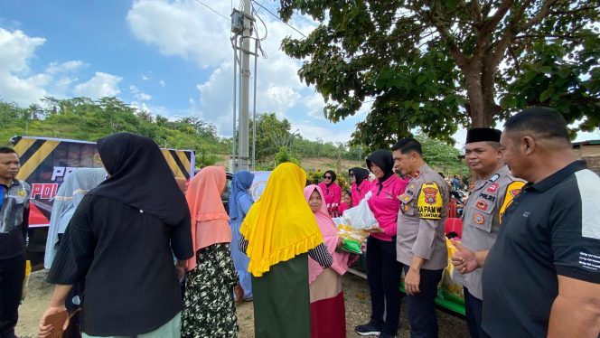 
 Polsek Lantari Jaya menggelar pasar murah. Foto: Istimewa 
