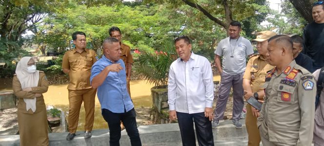 
 Ketua Komisi III DPRD Kota Kendari LM Rajab Jinik meninjau langsung lokasi penyebab banjir di MTsN 1 Kendari. Foto: Penafaktual.com