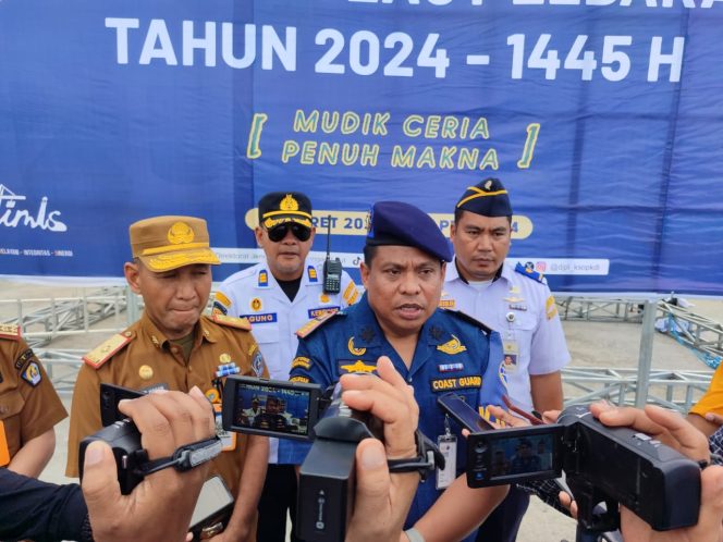 
 Kepala KSOP Kelas II Kendari, Capt Raman saat diwawancarai sejumlah awak media usai apel kesiagaan. Foto: Penafaktual.com