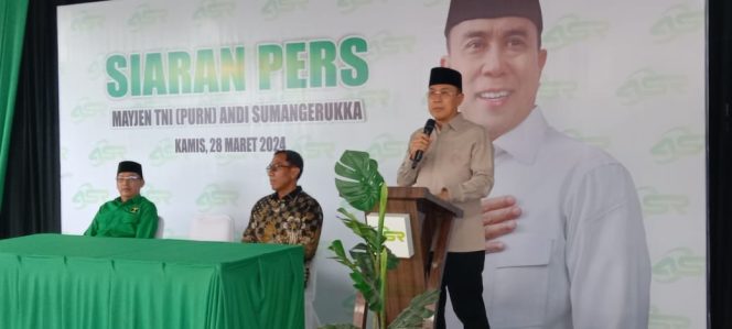 
 Mayjend TNI (Purn) Andi Sumangerukka saat menggelar deklarasi Calon Gubernur Sulawesi Tenggara. Foto: Penafaktual.com
