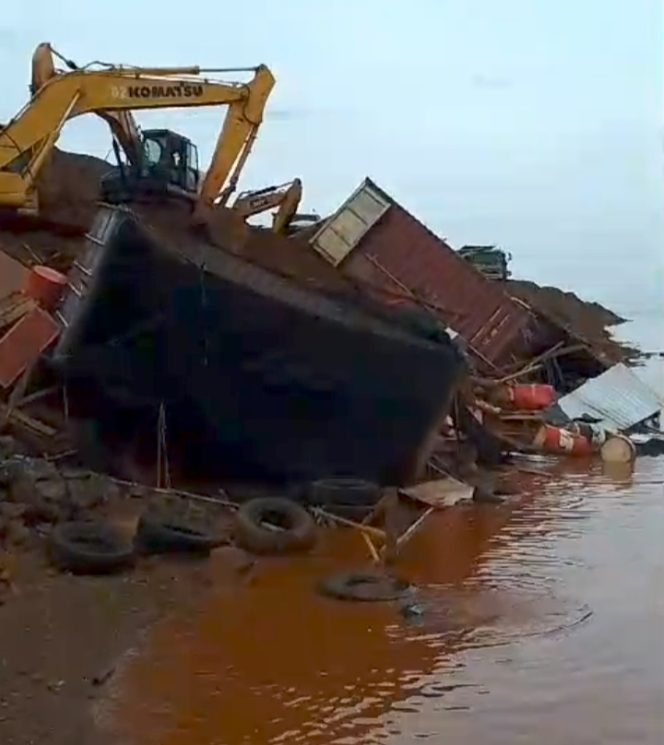 
 Screenshot video kecelakaan kerja di PT WIL Kecamatan Wolo Kabupaten Kolaka Sulawesi Tenggara. Foto: Istimewa
