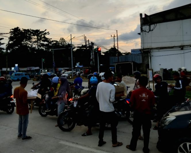 
 Alumni tahun 2013 SMPN 1 Loghia eks SMPN 4 Raha  berbagi takjil buka puasa di Jalan MT Haryono, Perempatan Kampus Baru UHO Kendari. Foto: Penafaktual.com  