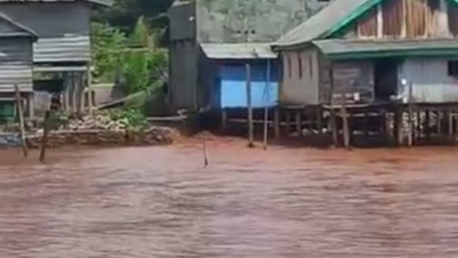 
 Kondisi banjir bercamour lumpur tanah merah yang melanda Desa Baliara, Kecamatan Kabaena Barat, Kabupaten Bombana, Sulawesi Tenggara. Foto: Istimewa  