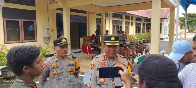 
 Kapolres Muna, AKBP Mulkaifin saat di wawancarai awak media. Foto : Tim Penafaktual.com