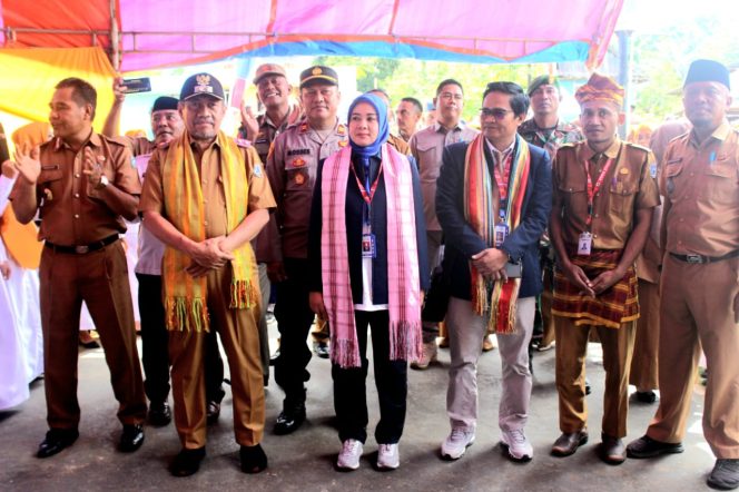 
 Kepala UPTD Puskesmas Dana, La Ode Nisban Mboaka (kanan) bersama Plt. Bupati Muna, Bachrun Labuta (kiri) dan Tim Surveyor, Emilia Karini Puteri Merdeka dan Bapak Mutaklib (tengah). Foto : Istimewa.