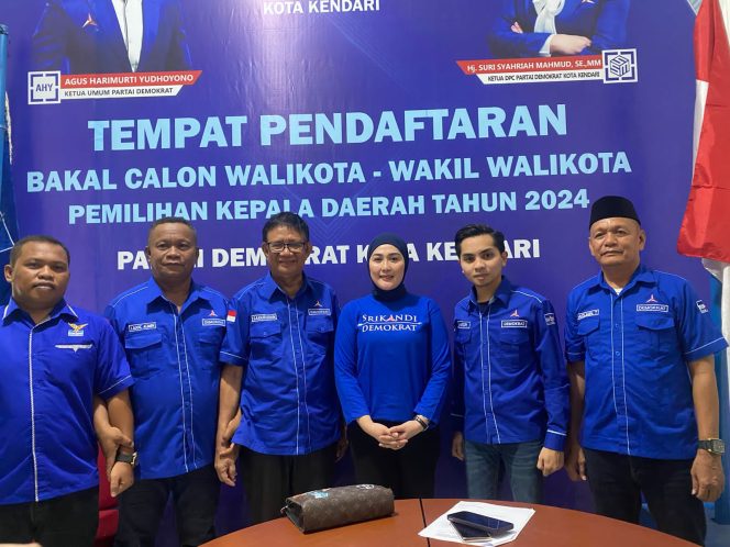 
 Ketua DPC Partai Demokrat Kota Kendari, Suri syahriah Mahmud (tengah) bersama jajarannya usai menggelar konferensi pers. Foto: Penafaktual.com